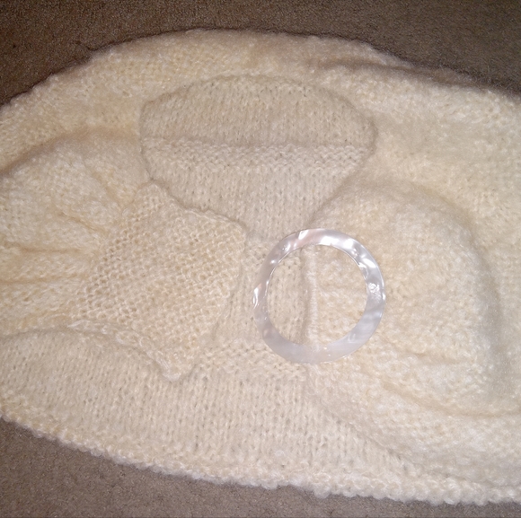 Beautiful Handmade Shawl w/Pearl color Buckle - Picture 7 of 16